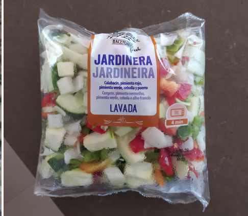 Verduras a la jardinera con sardinas en aceite.